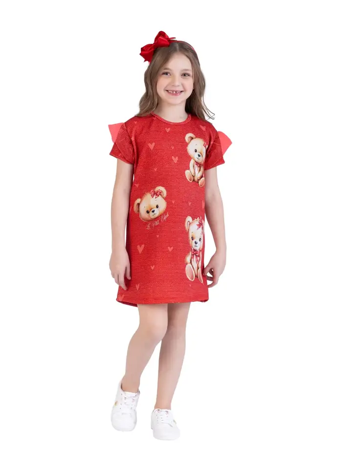 Criança com look infantil da loja